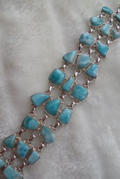 Zilveren armband gezet met Larimar